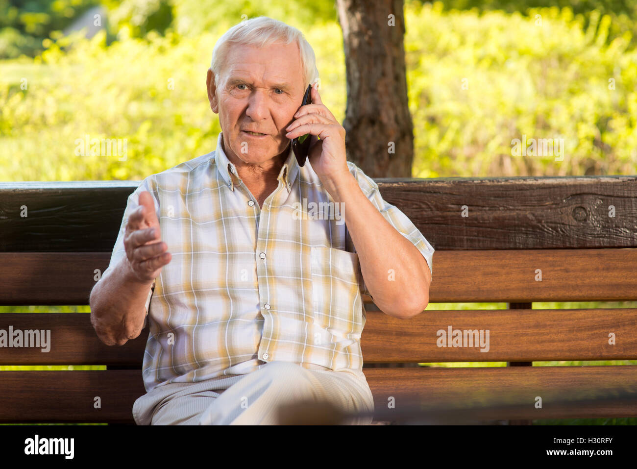 Телефон для пенсионеров 2024. Пожилой мужчина с телефоном. Дед звонит. Грустный пожилой человек с телефоном. Пожилой мужчина в магазине.