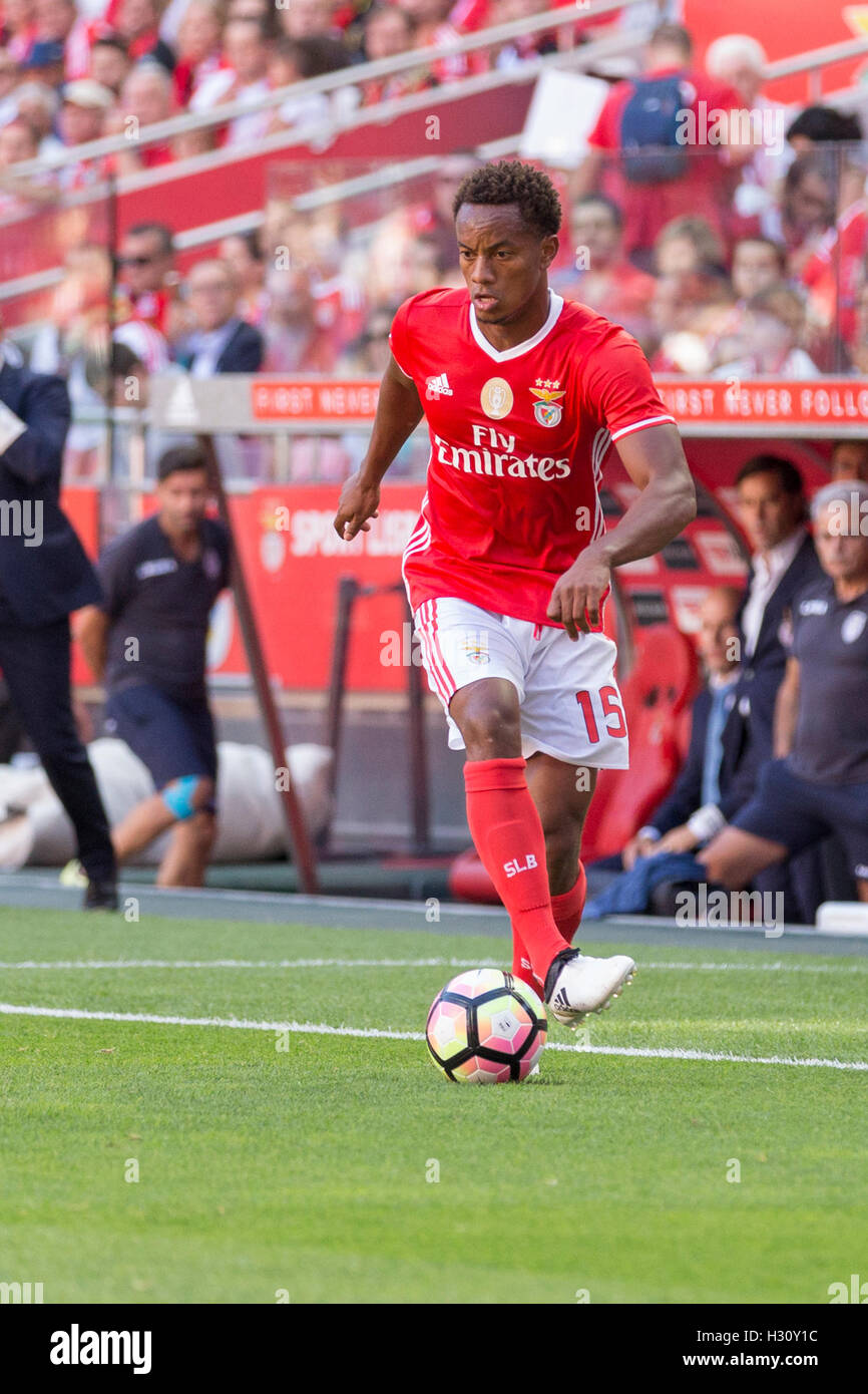 Lisbon, Portugal. 2 Oct, 2016. SL Benfica's Peruvian forward Andre Carrillo (15) in action during the game SL Benfica vs GD Feirense Credit:  Alexandre de Sousa/Alamy Live News Stock Photo