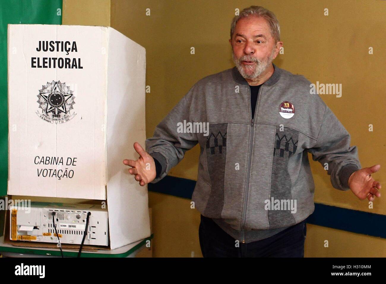 Sao Paulo, Brazil. 2nd Oct, 2016. Former Brazilian President Luiz Inacio Lula da Silva arrives to cast his ballot during the municipal elections in Sao Paulo, Brazil, on Oct. 2, 2016. Brazil voted on Sunday for the mayors and town councils of all its 5,568 municipalities with over 144 million voters expected to turn out. Credit:  Felipe Rau/AGENCIA ESTADO/Xinhua/Alamy Live News Stock Photo