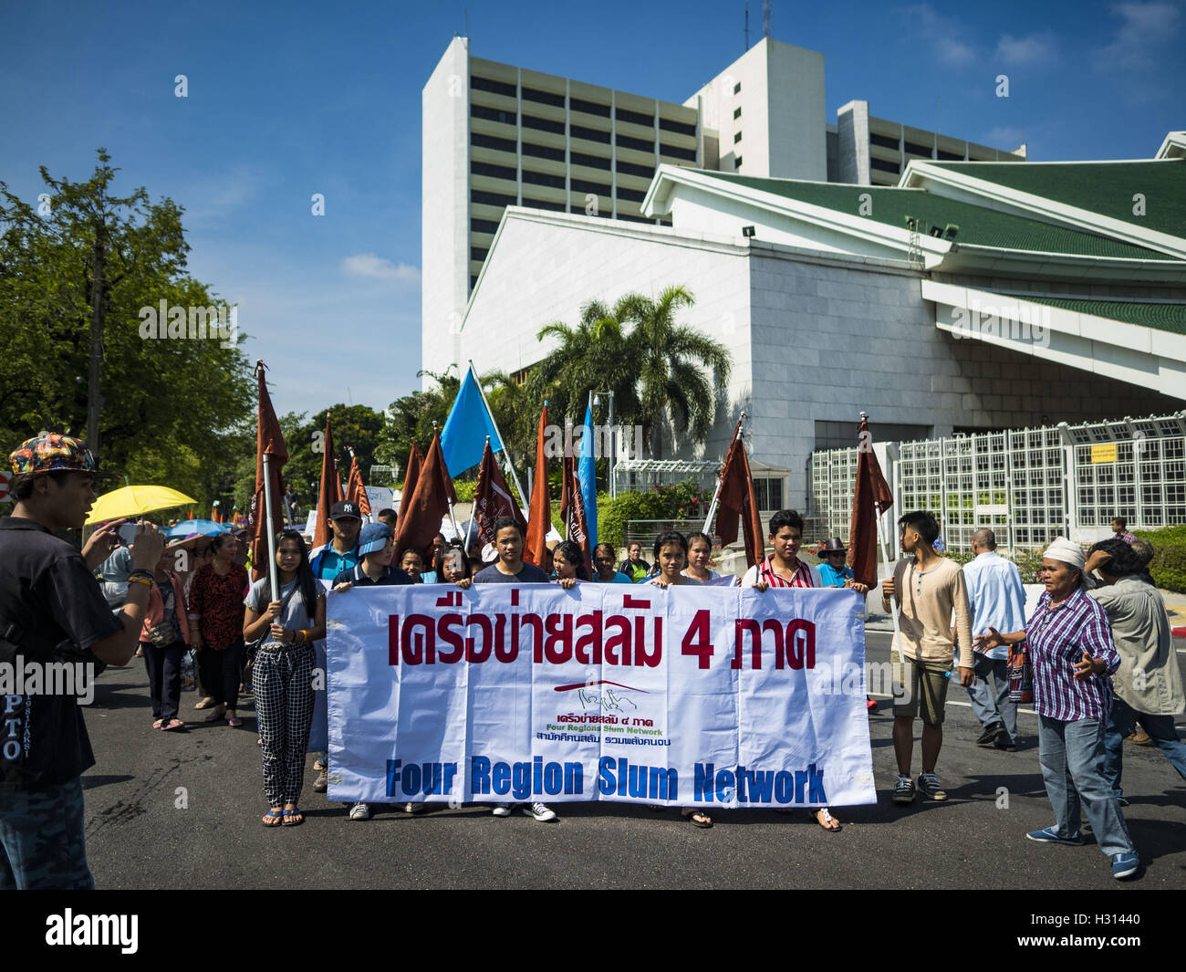 Bangkok Thailand 3rd Oct 2016 Marchers Go Past The Un Building