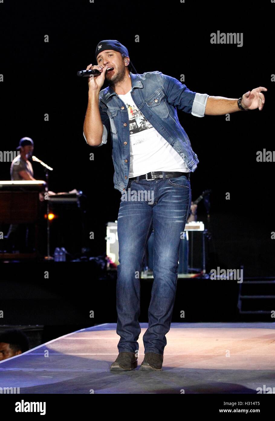 Las Vegas, NV, USA. 2nd Oct, 2016. Luke Bryan in attendance for 2nd Annual Route 91 Harvest Country Music Festival - SUN, Las Vegas Village, Las Vegas, NV October 2, 2016. Credit:  James Atoa/Everett Collection/Alamy Live News Stock Photo