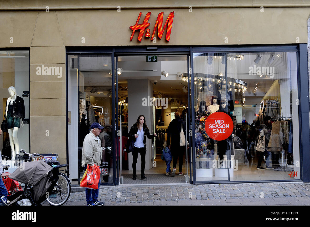 Hm h&m hi-res stock photography and images - Page 8 - Alamy