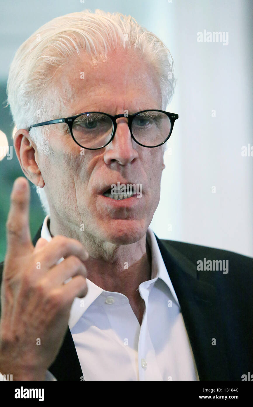 West Chester, PA, USA. 3rd Oct, 2016. Actor Ted Danson pictured campaigning for Hillary Clinton at an organizing event in Chester County at Windon Hall in West Chester, Pa on October 3, 2016 Credit:  Star Shooter/Media Punch/Alamy Live News Stock Photo