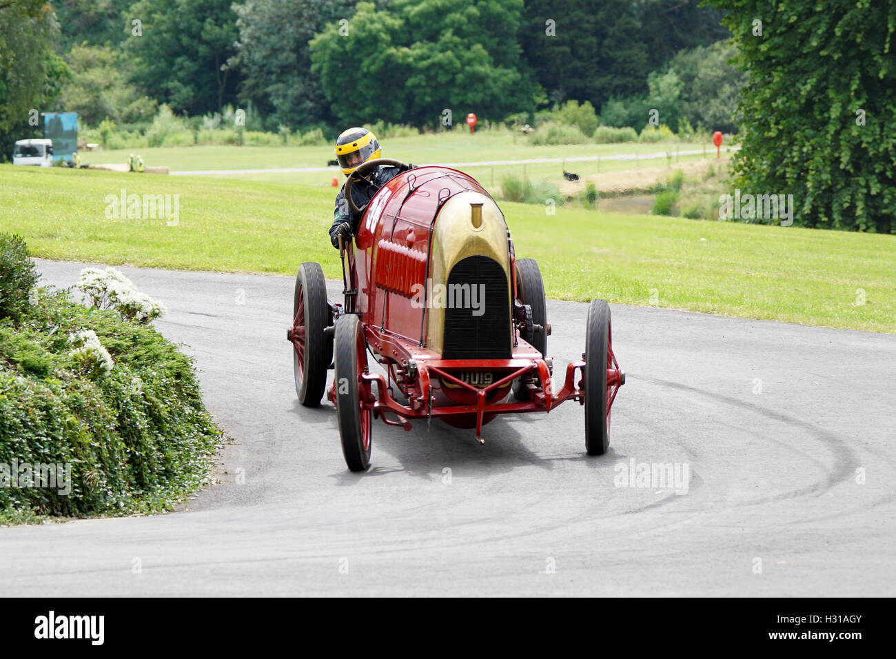 Duncan Pittaway wrestles the 1911 FIAT S76 known as The Beast of Turin through the roundabout at the 2016 Chateau Impney Stock Photo