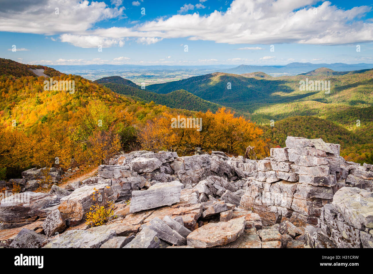 Autumn view of the Shenandoah Valley and Blue Ridge Mountains from the boulder-covered summit of Blackrock, in Shenandoah Nation Stock Photo