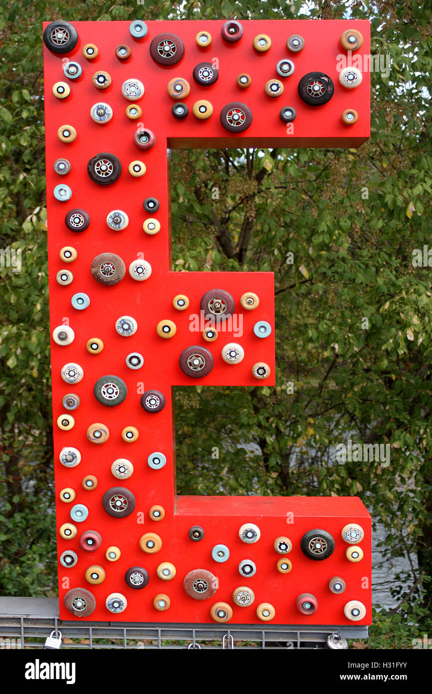 Letter sculpture hi-res stock photography and images - Alamy