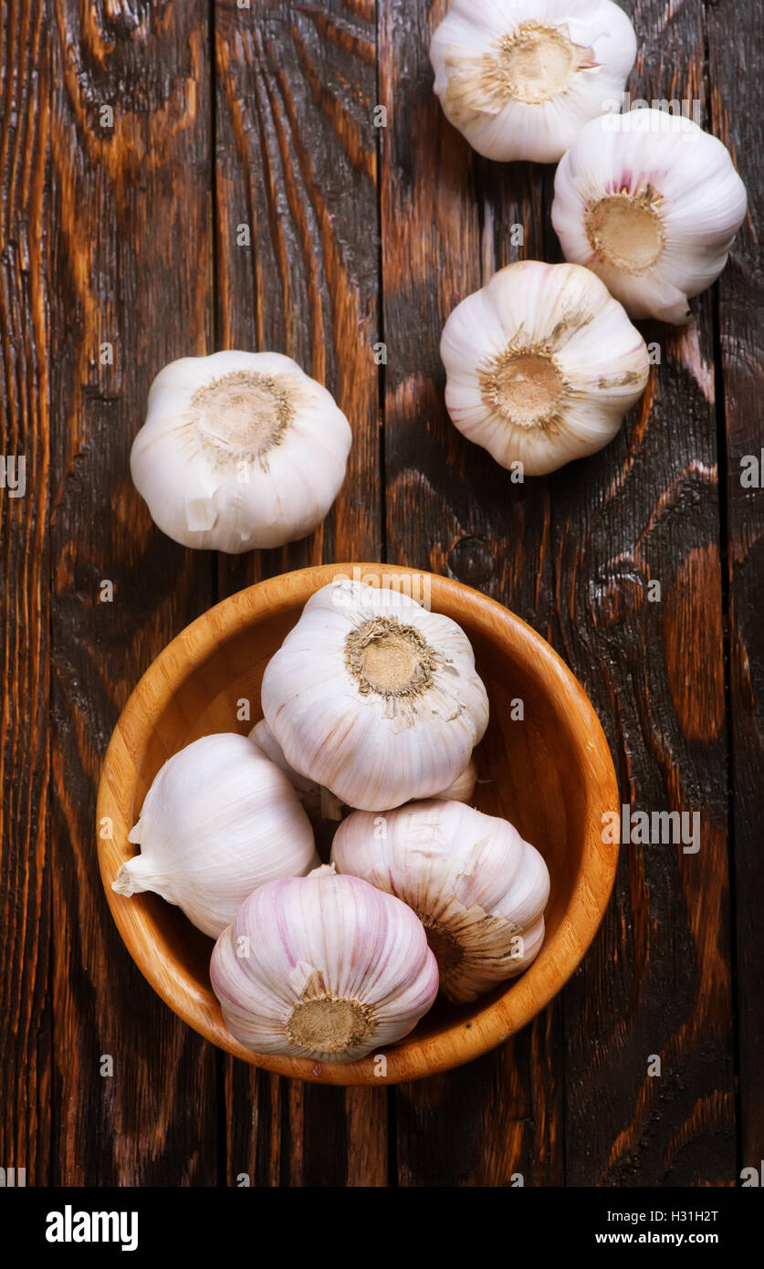 fresh garlic in bowl and on a table Stock Photo - Alamy