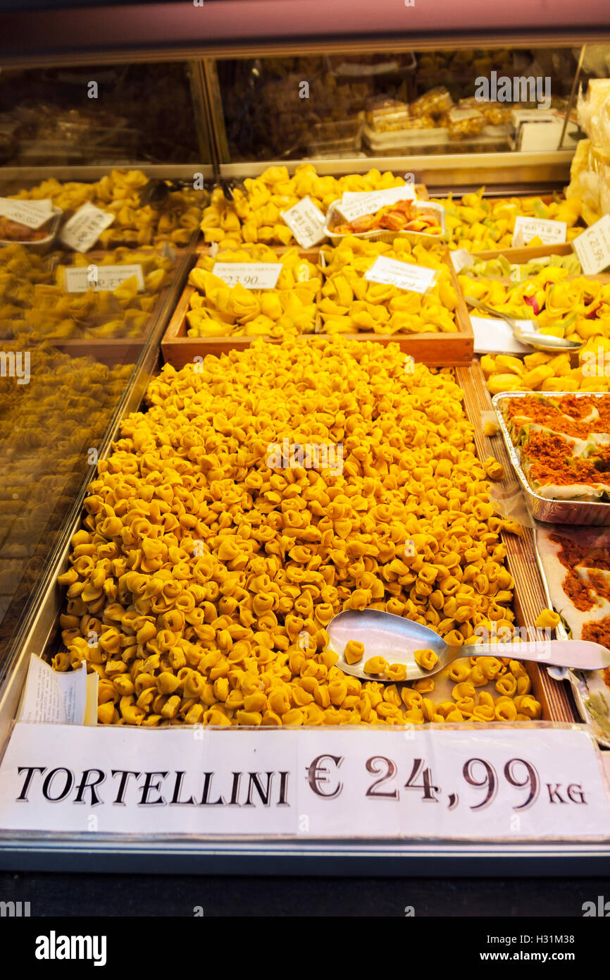 Pasta stall on Via Pescherie Vecchie in the historic Quadrilatero market district, Bologna, Emilia Romagna, Italy Stock Photo