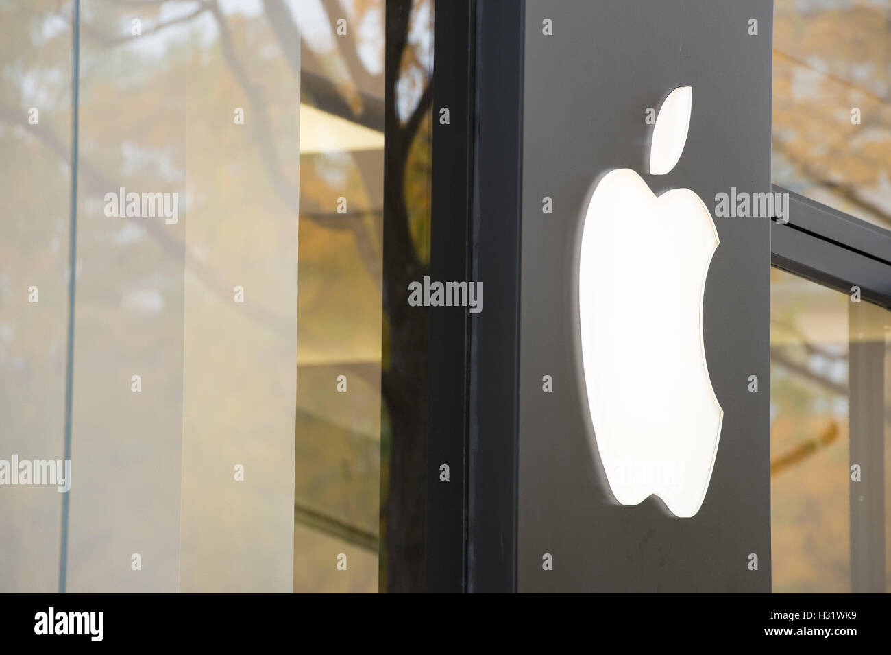 Apple store sign hires stock photography and images Alamy