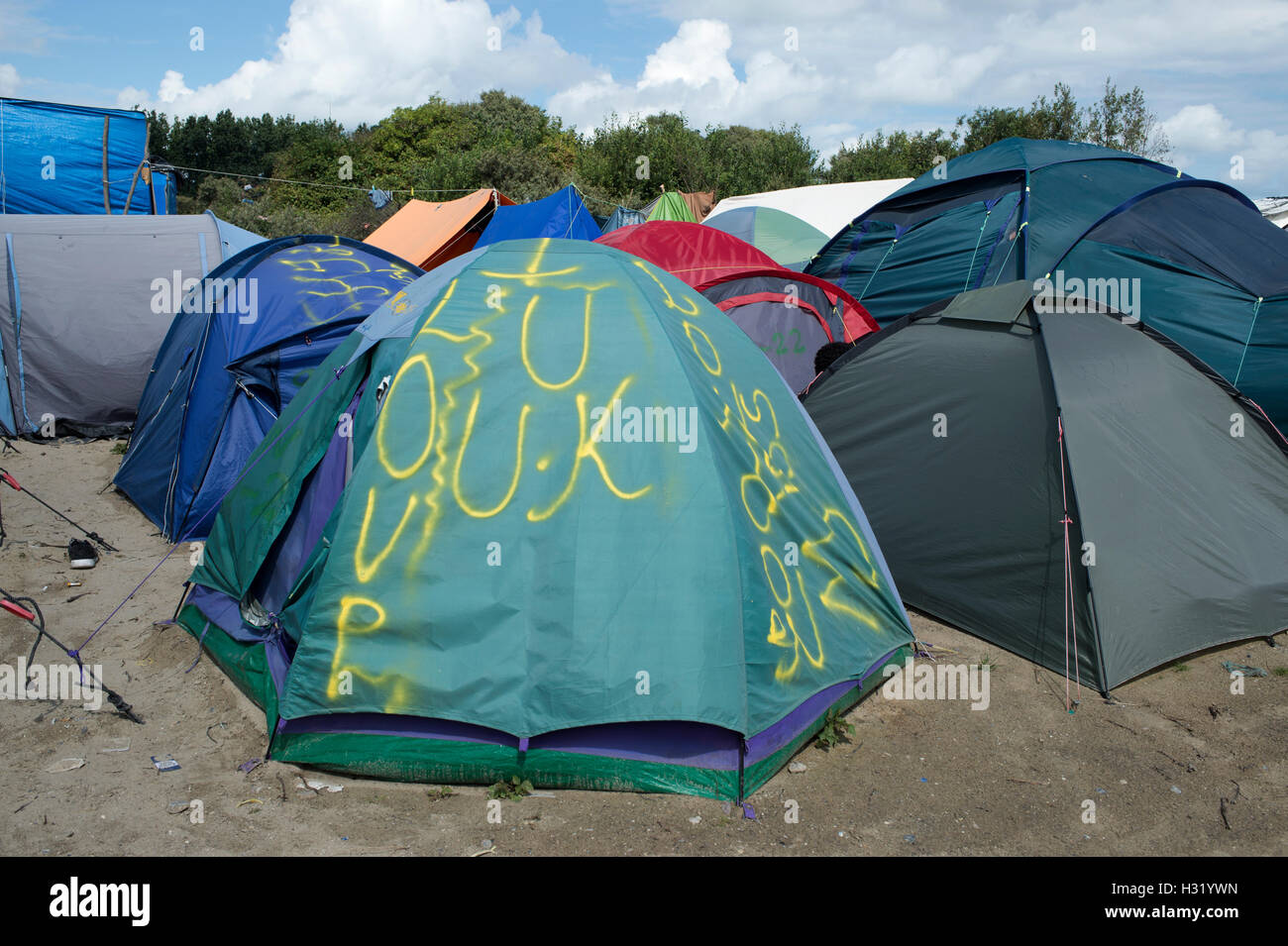 Jungle camp calais france tent hi-res stock photography and images - Alamy