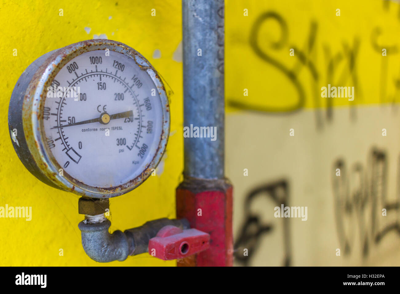 Pressure gauge meter on copper pipes Stock Photo Alamy