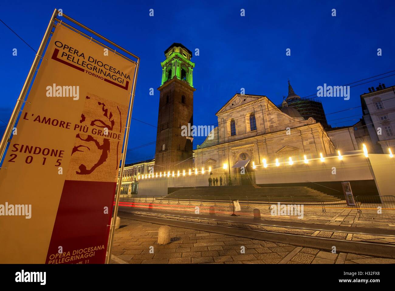 Exposition of the Holy Shroud in Turin Cathedral, Turin, Piedmont, Italy, April 18 2015    Credit © Luciano Movio/Sintesi/Alamy Stock Photo