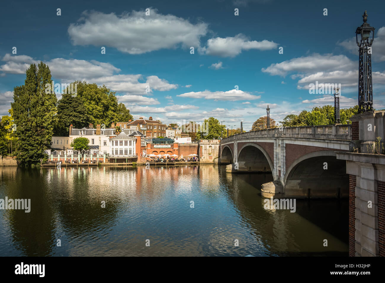 Riverside property in hires stock photography and images Alamy