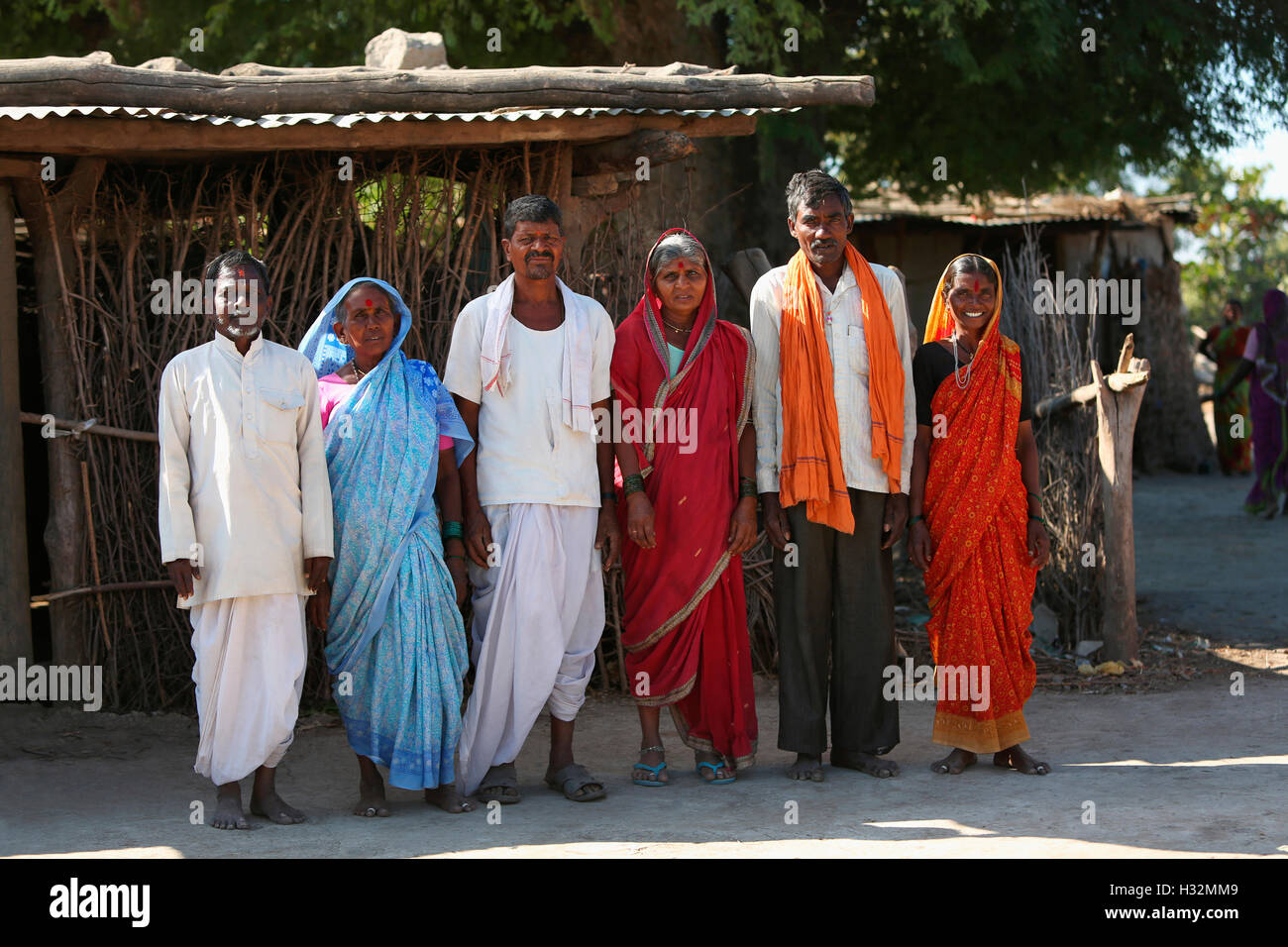 Couples, ANDH TRIBE, Injegaon village, Maharashtra, India Stock Photo