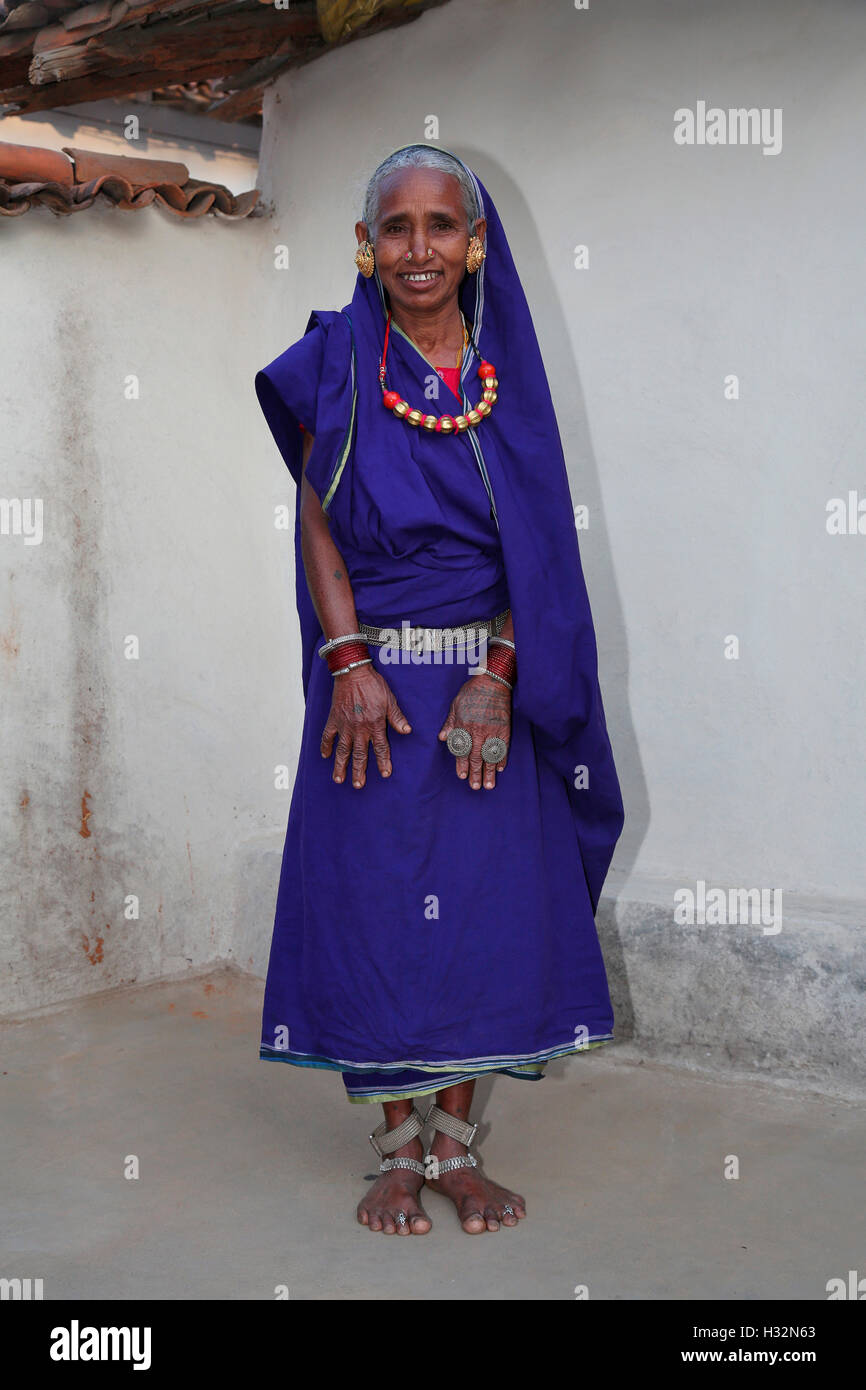 Woman in traditional saree, BHARIA TRIBE, Kendaikhar village, Korba dist, Tahsil kathgora, Chattisgarh, India Stock Photo