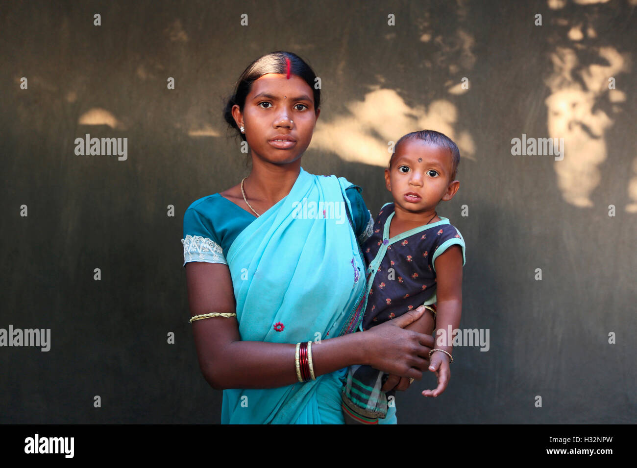 KHARIA TRIBE, Mother and child, Khadiyapara village, Chattisgarh, India Stock Photo