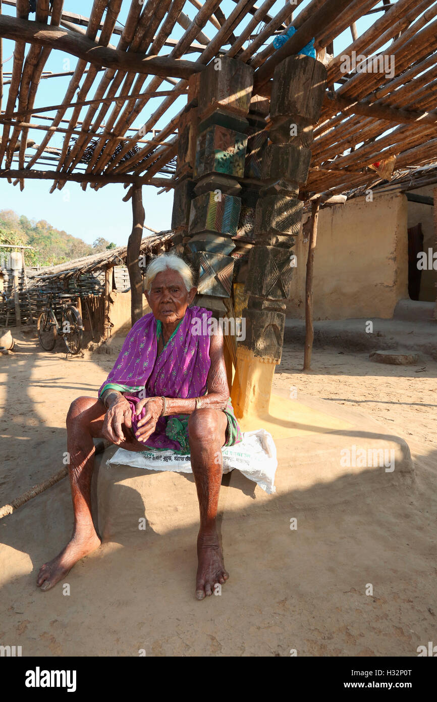 Old Women in leisure, KOYA TRIBE, Mendilekha village, Taluka Dhanora, Dist Gadchirolii, Maharashtra, India Stock Photo