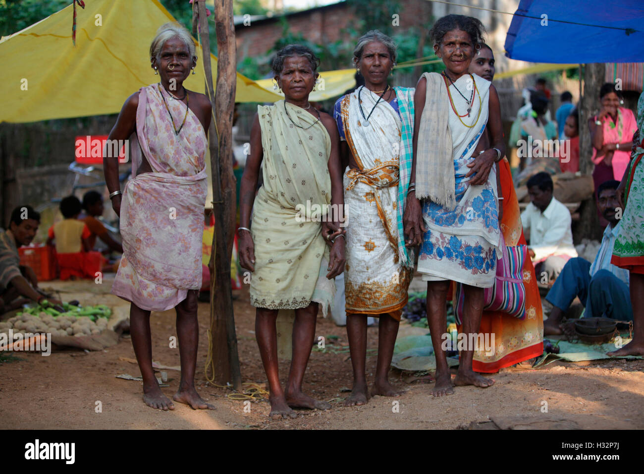 Women, Madia Gond tribe, Hemalkasa weekly market, Nagpur, Maharashtra, India Stock Photo