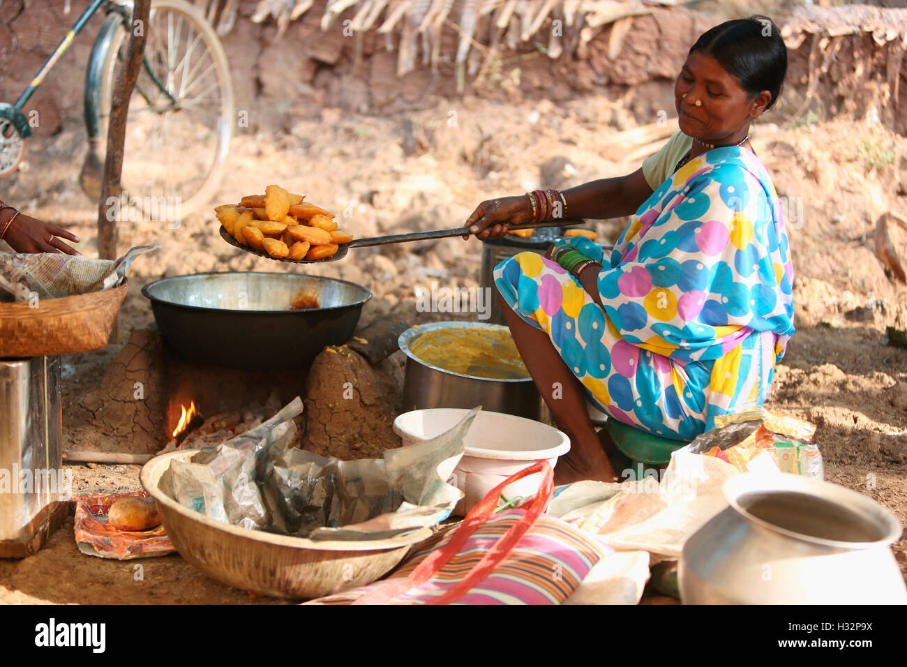 Tribal woman making Pakora and Bhajiya, Tribal Market, Jagdalpur, Bastar District, Chattisgadh, India Stock Photo
