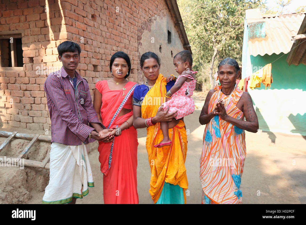 Family, PARJA TRIBE, Kaodawand Village, Jagdalpur Tehsil, Baster District, Chattisgarh, India Stock Photo