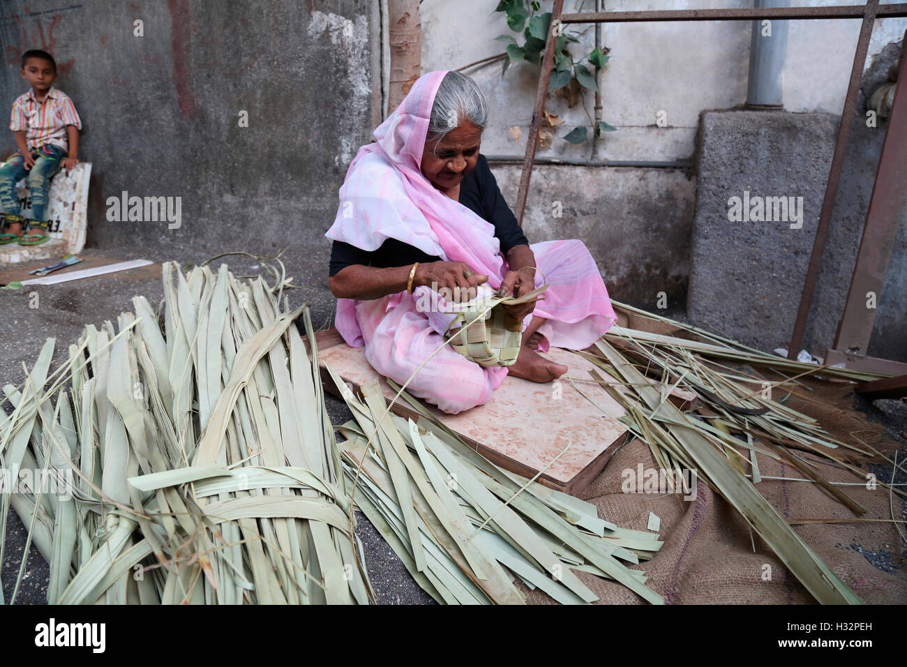 Old Woman making bamboo Baskets, POMLA TRIBE, Timcliyawad, Surat City, Gujrat, India Stock Photo