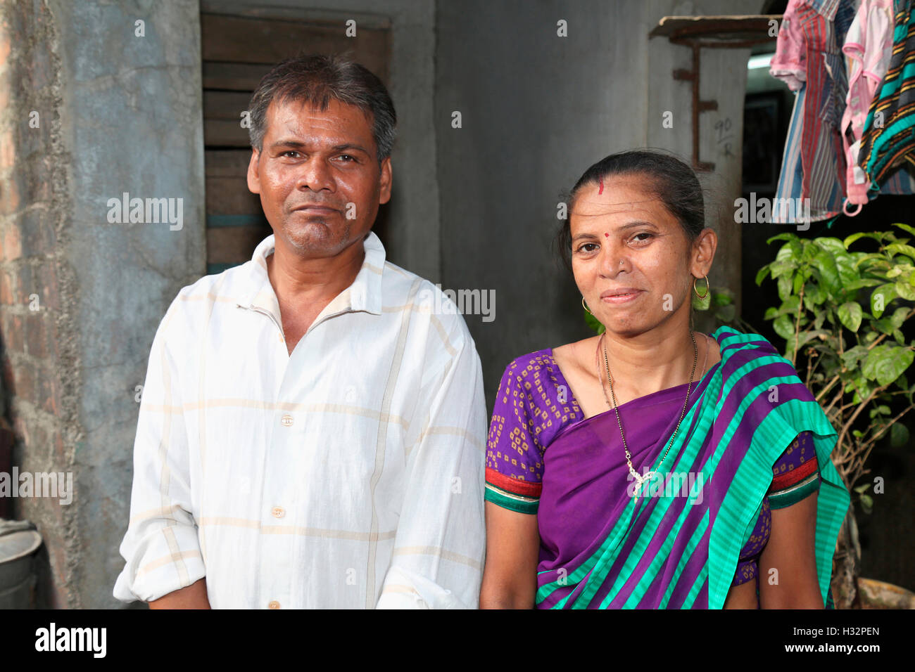 POMLA TRIBE, Couple, Variyari Bazar, Surat City, Gujrat, India Stock Photo