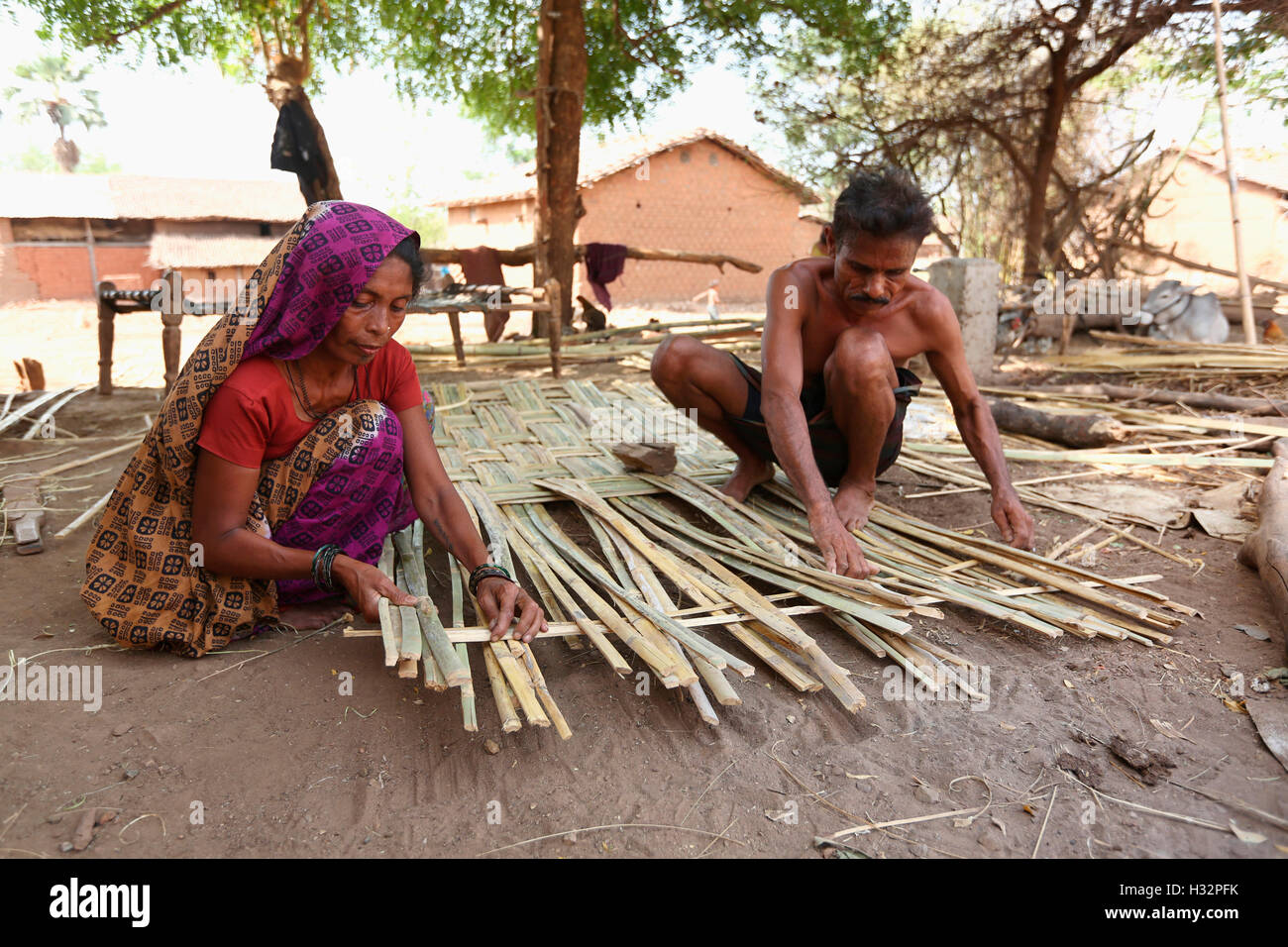 Couple making bamboo matt, RATHAWA TRIBE, Gadhiya Village, Gadhiya Village, Dhari Taluka, Amreli District, Gujrat, India Stock Photo