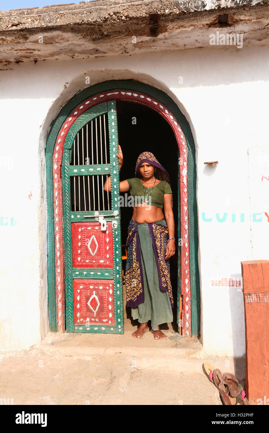 RATHAWA TRIBE, Woman standing at the entrance of the house, Woman, Gadhiya Village, Dhari Taluka, Amreli District, Gujrat, India Stock Photo
