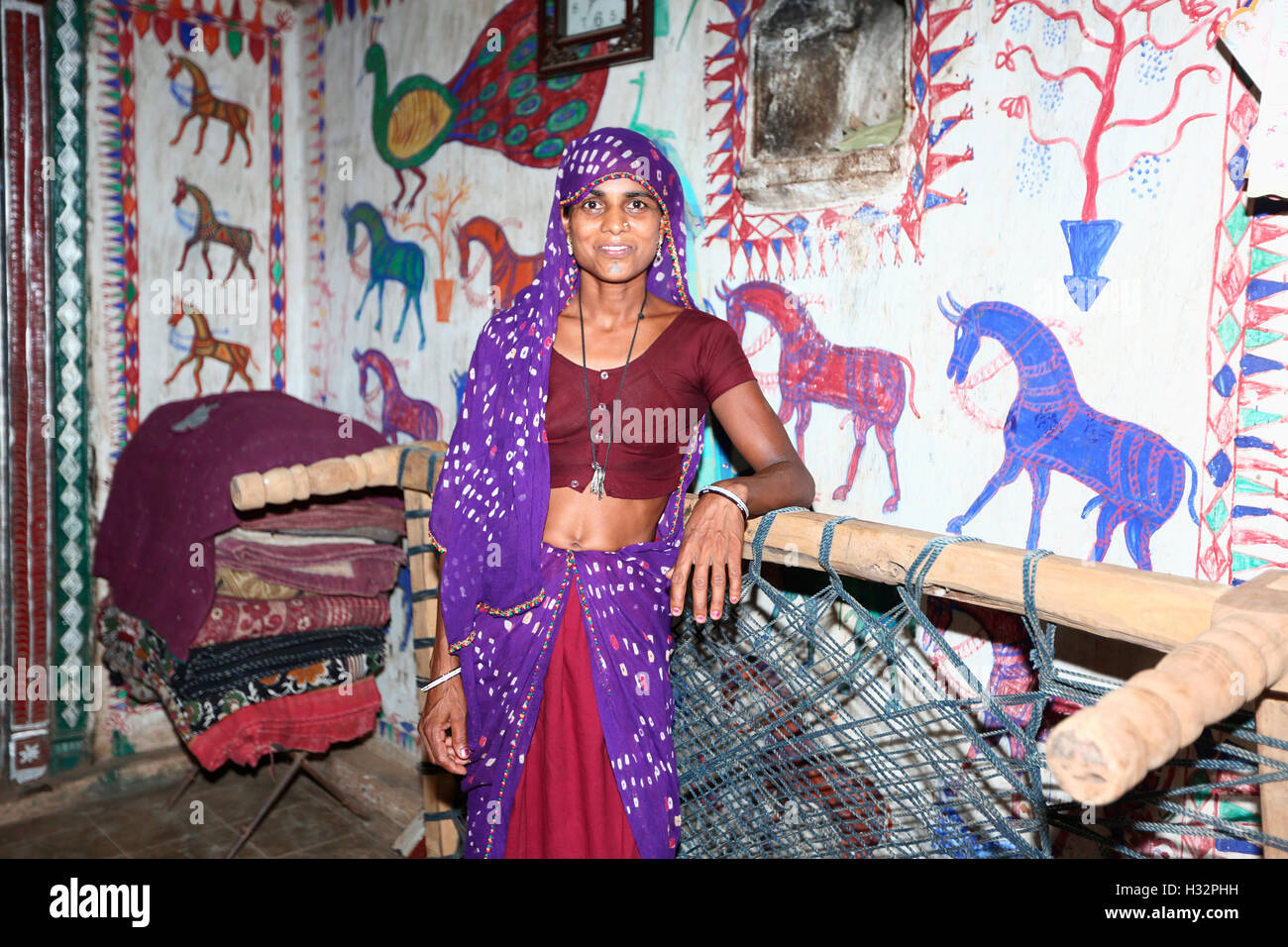 Woman in traditional outfit, RATHAWA TRIBE, Gadhiya Village, Dhari Taluka, Amreli District, Gujrat, India Stock Photo