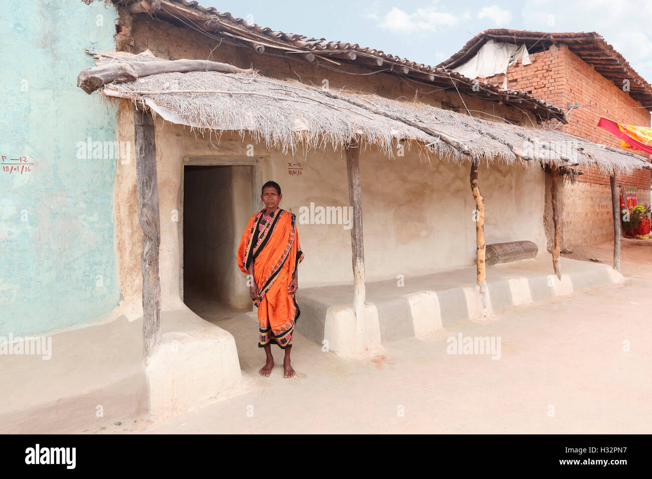 Old woman in front of her house, SAWAR TRIBE, Diwanpali Village, Saraipali Panchayat, Mahasamund Block, Chattisgadh, India Stock Photo