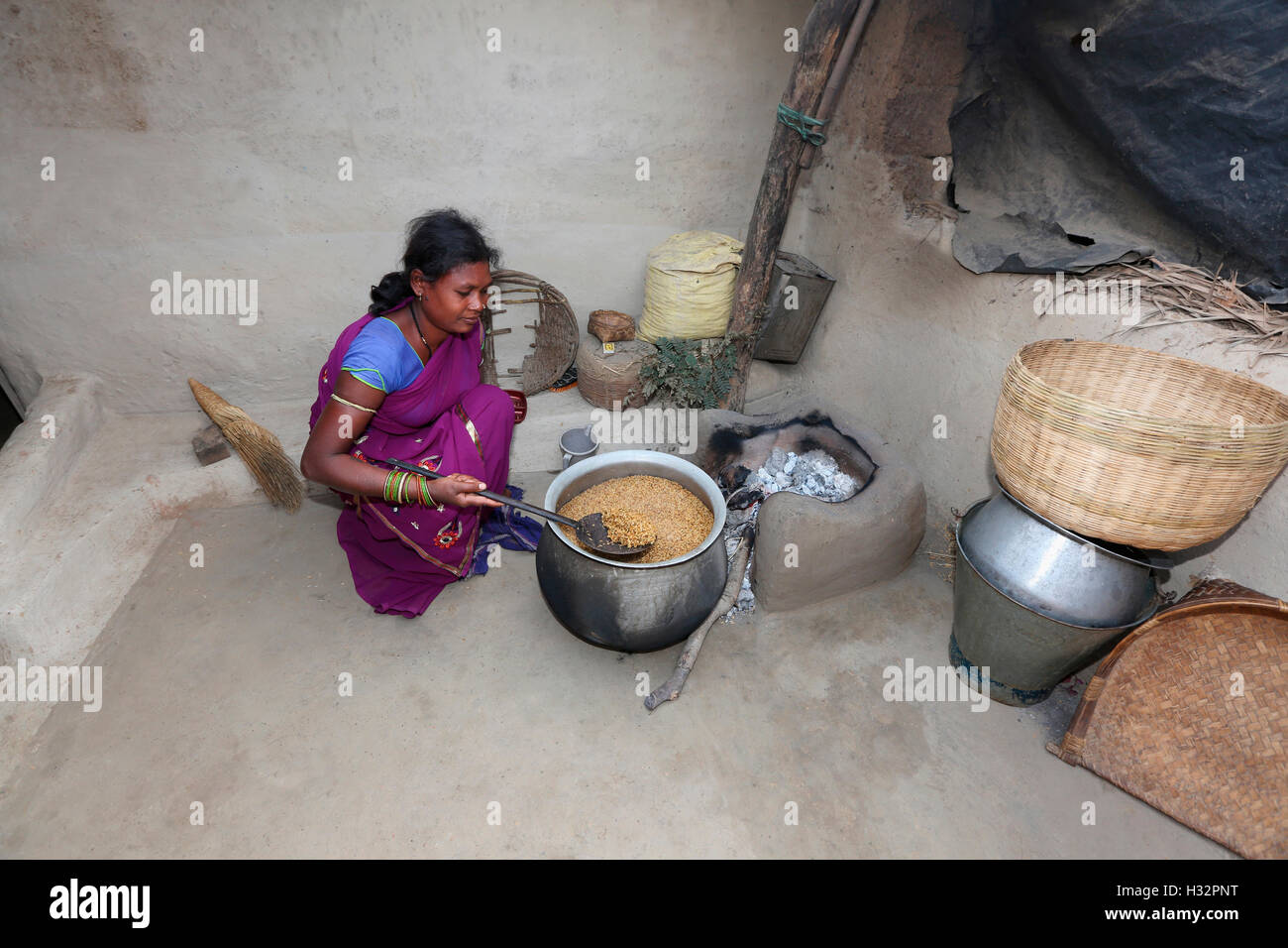 Tribal woman making rice, SAWAR TRIBE, Khairmal Village, Saraipali Tahsil, Mahasamund District, Chattisgarh, India Stock Photo