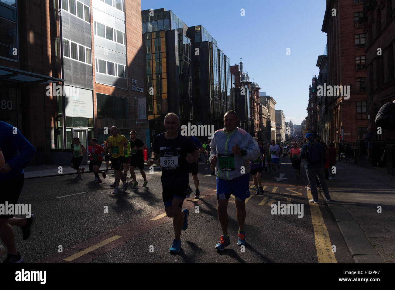 Scotland Running Crowd of runners rear view hi-res stock photography and images - Alamy