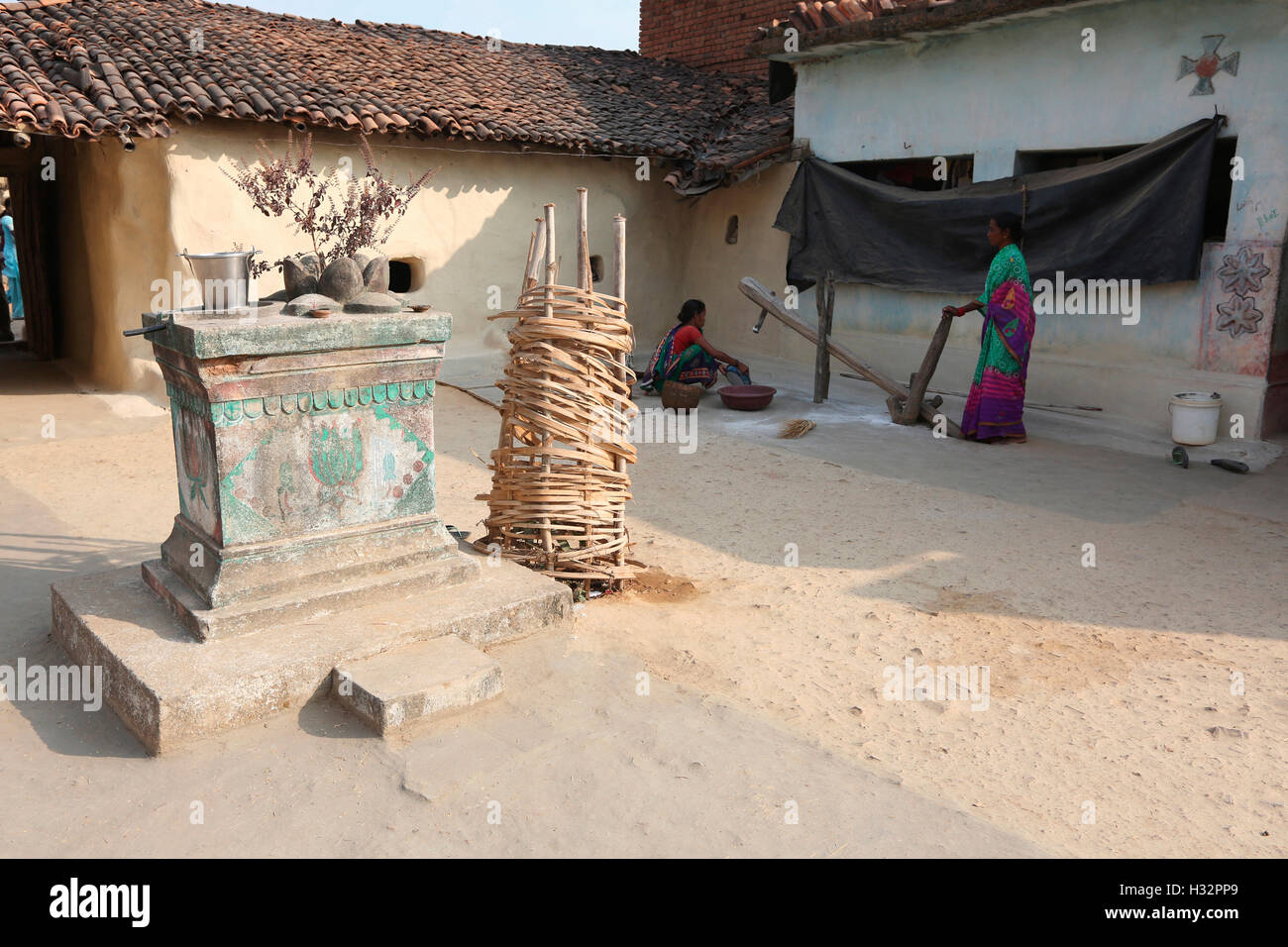 House courtyard, SAWAR TRIBE, Diwanpali Village, Saraipali Panchayat, Mahasamund Block, Chattisgadh, India Stock Photo