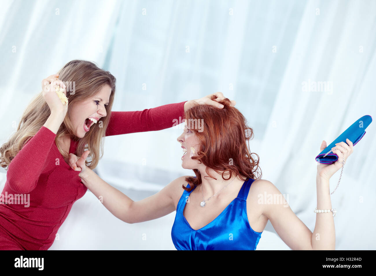 женщина одевает платье. дерутся за платье. примерка одежды. женщина надевает два. женщина надевает два.