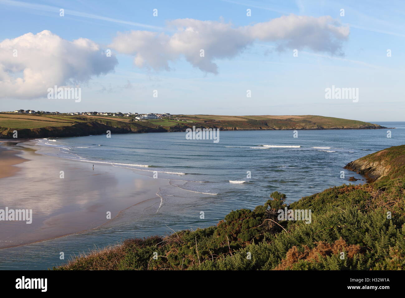 PENTIRE, NEWQUAY, CORNWALL, UK - OCTOBER 3, 2016: Early morning views along Pentire in Newquay, and out over the River Gannel es Stock Photo