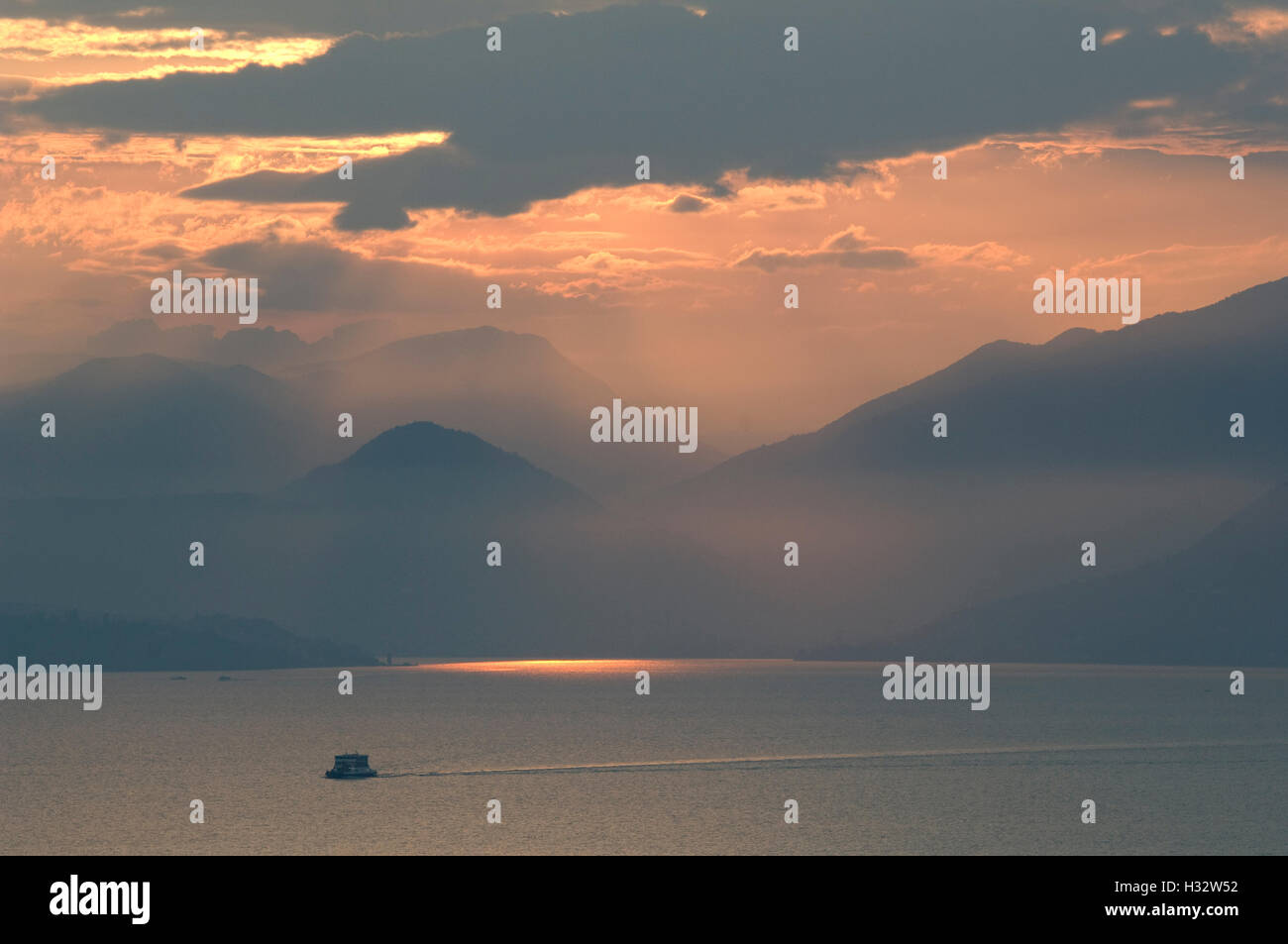 Gewitterstimmung, Wolken, Gewitter, Sonnenuntergang; Abendstimmung; Gardasee Stock Photo