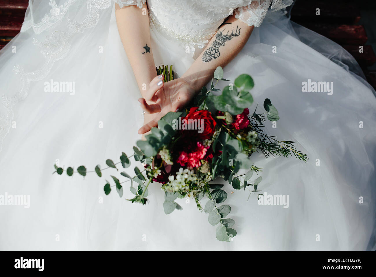 Bride holding wedding bouquet Stock Photo - Alamy