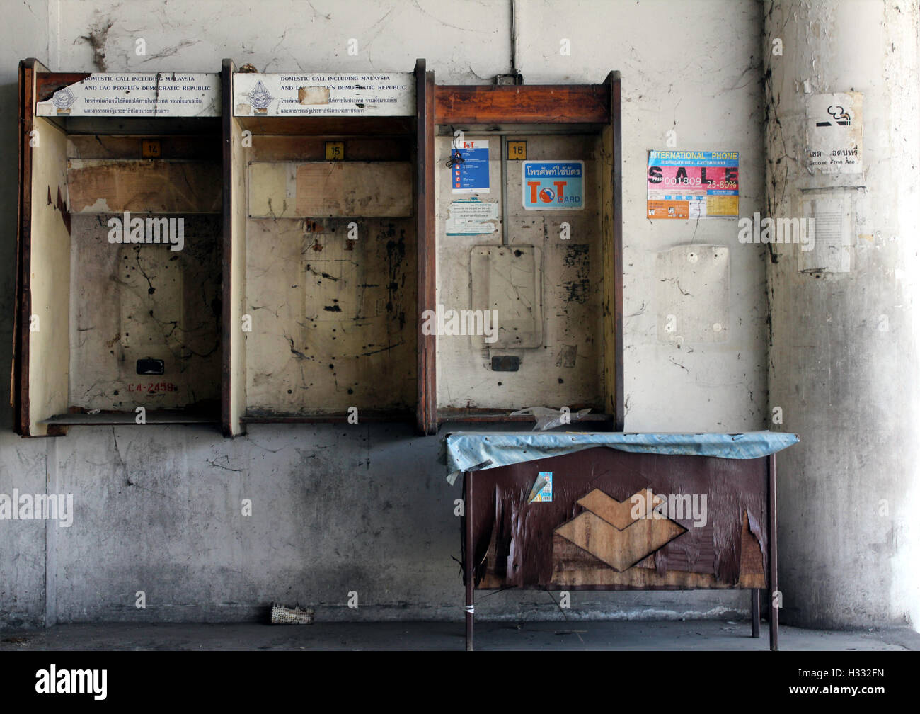 Abandoned Phone Booth Stock Photo - Alamy