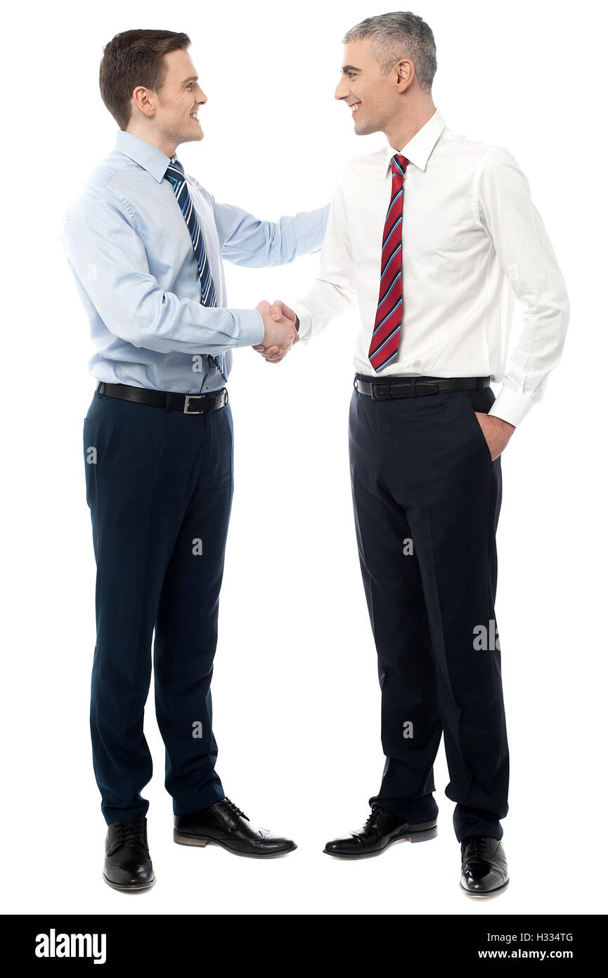 Два стоячих. Два мужчины идут за руку. Два парня стоят рядом. Двое стоят парни. Разговор двух мужчин.