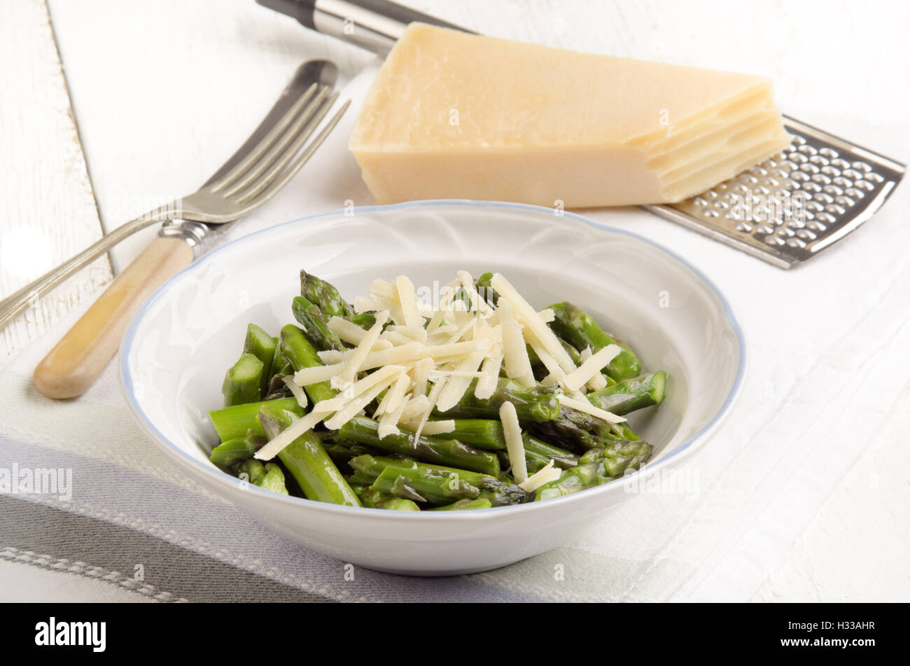 asparagus with grated parmesan cheese Stock Photo Alamy