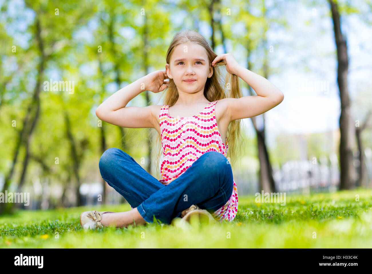 portrait of a smiling girl in a park Stock Photo - Alamy