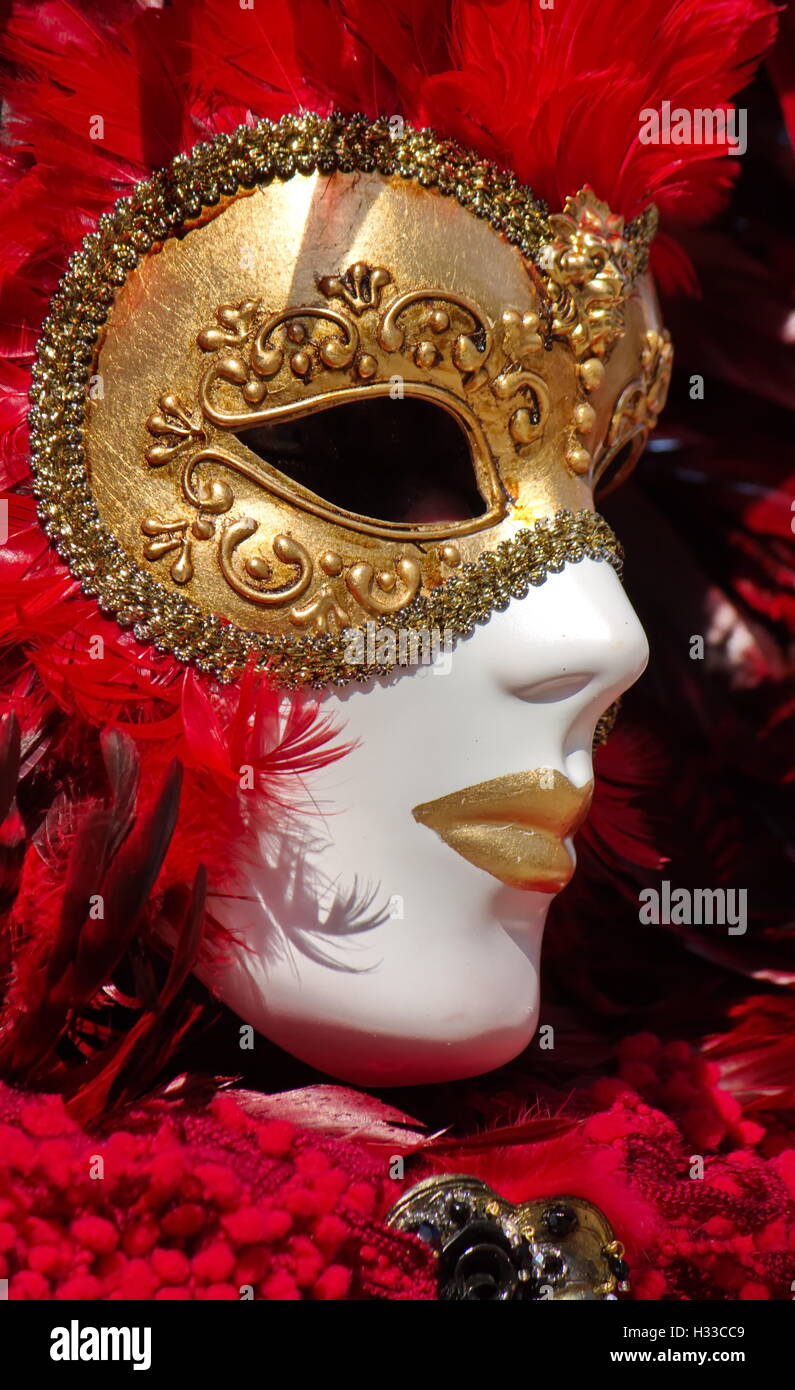 Portrait red venetian mask hi-res stock photography and images - Alamy