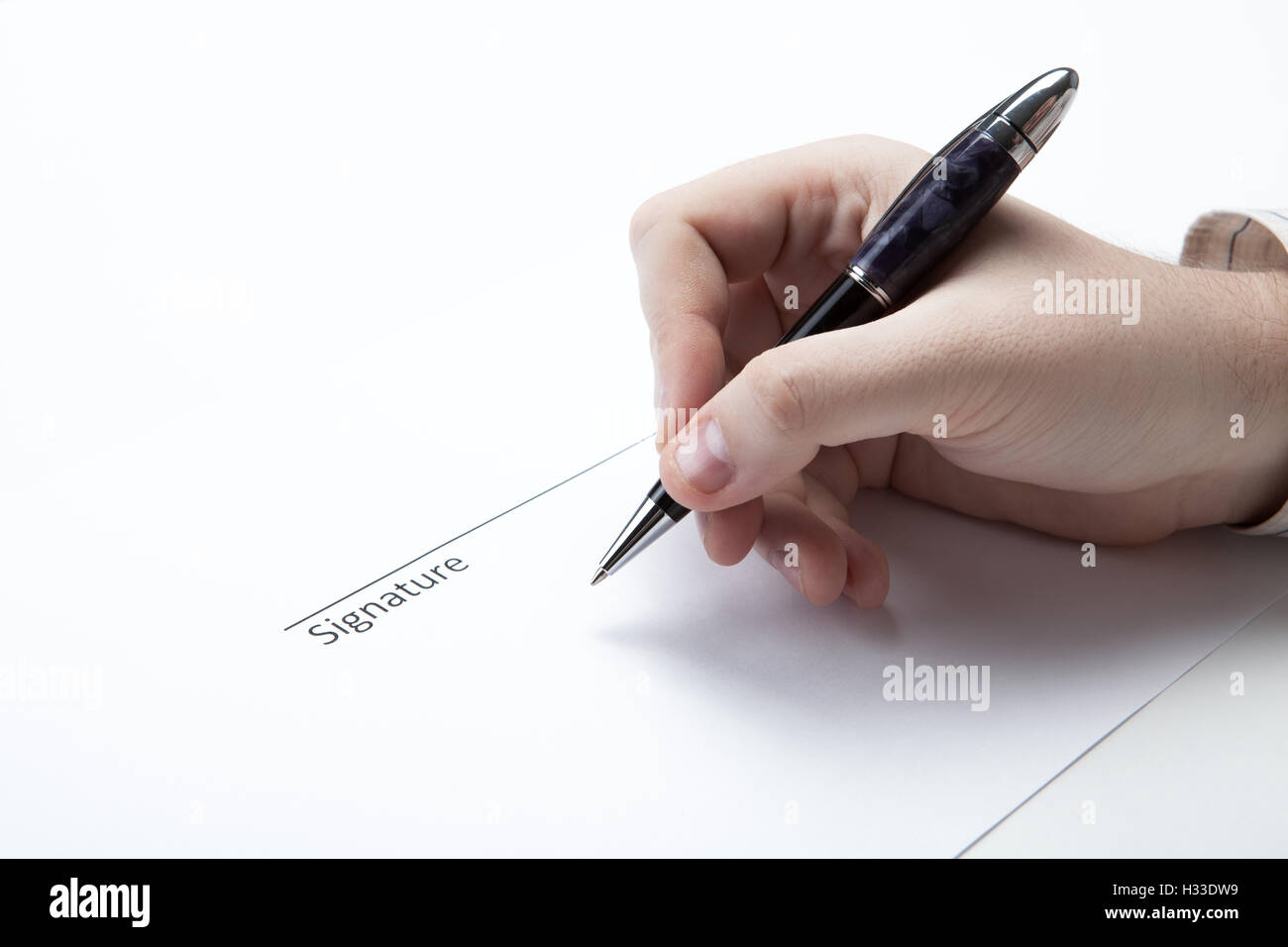 женская рука расписывается. подпись ручкой. человек с документами. человек расписывается в документе. рука ставит подпись.
