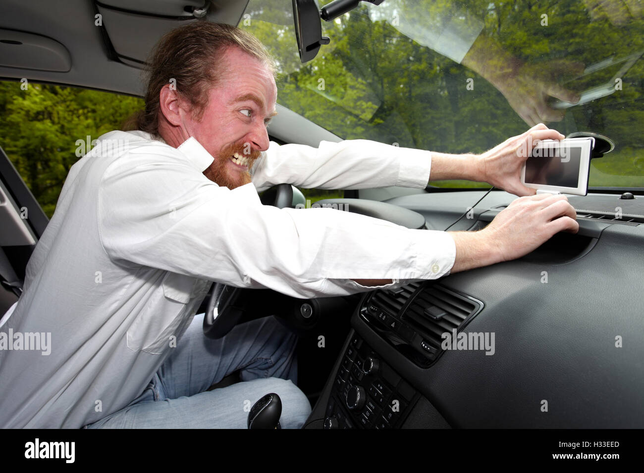 человек с рулем. телефон за рулем. водитель и автомобиль. скажи водитель. мужчина едет за рулем.