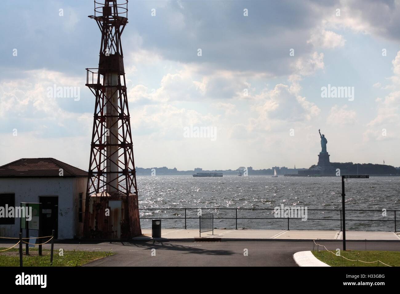Governors Island lighthouse overlooking Statue of Liberty, New York Stock Photo Alamy
