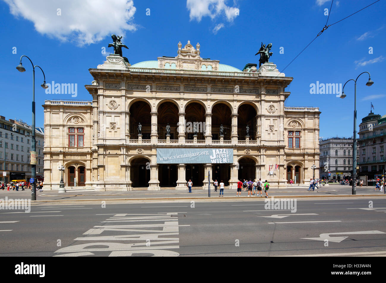 Wiener Staatsoper am Opernring in Wien, Oesterreich Stock Photo - Alamy