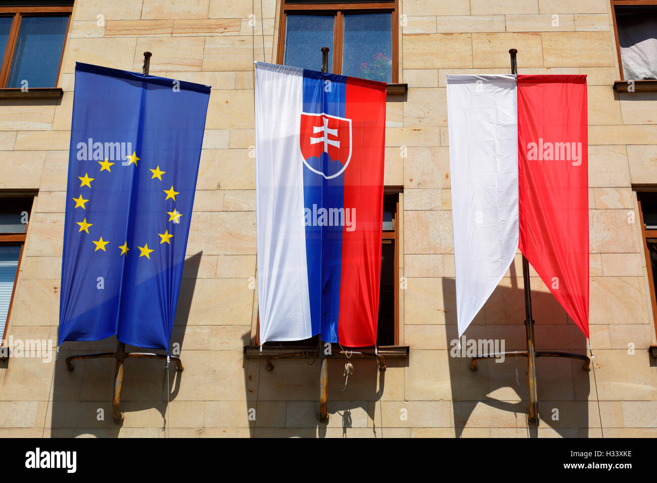 Europaflagge, Slowakische Flagge und Flagge der Stadt Bratislava, Neues Rathaus am Primatial Platz in Bratislava, Westslowakei, Slowakische Republik Stock Photo