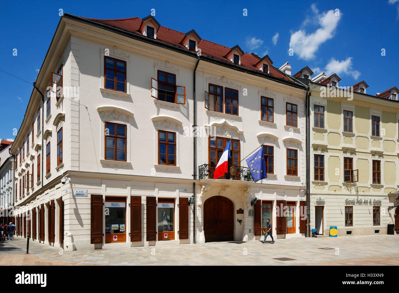 Franzoesische Botschaft und Franzoesisches Kulturinstitut im Palais Kutscherfeld am Hauptplatz in Bratislava, Westslowakei, Slowakische Republik Stock Photo