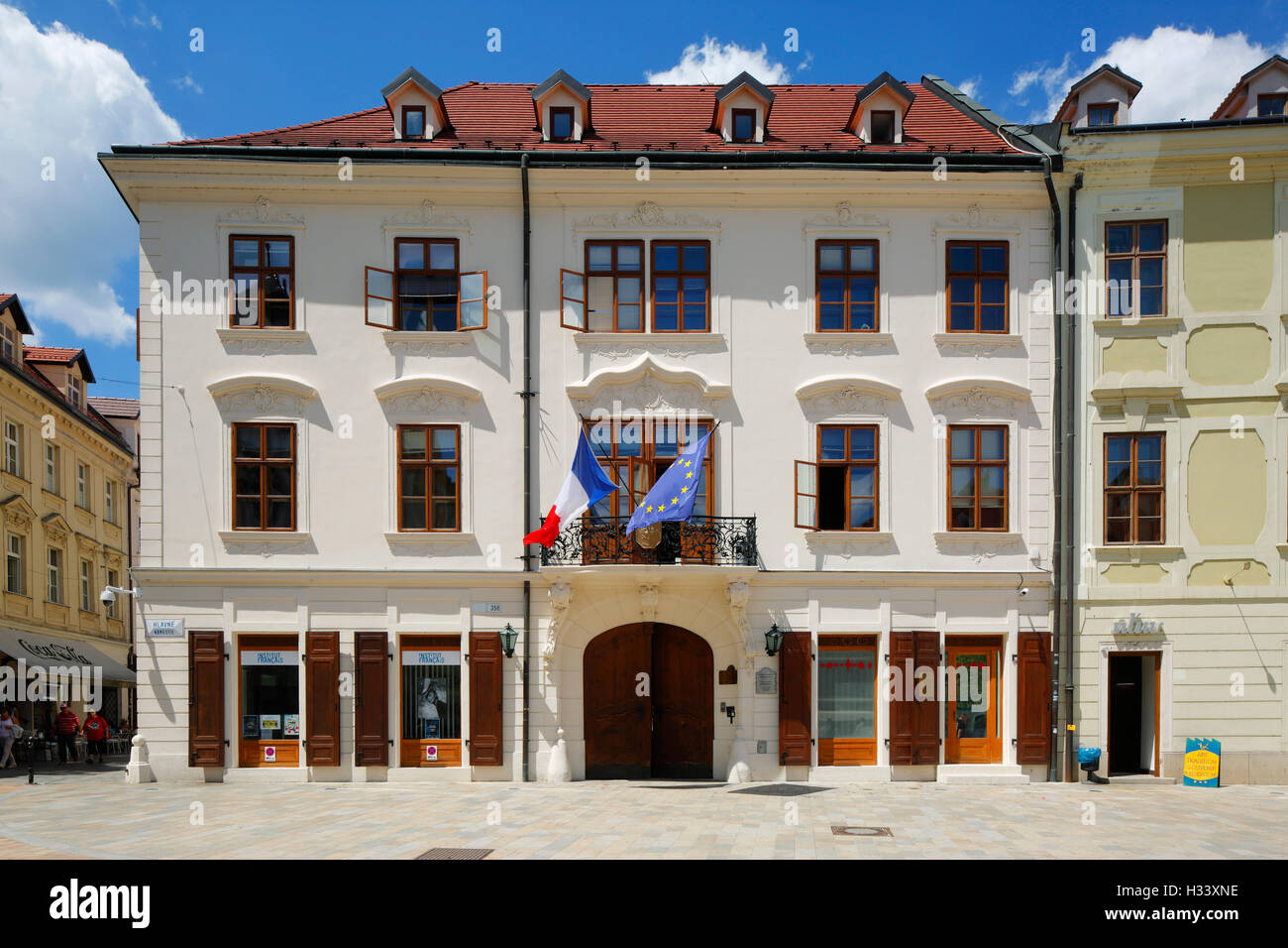 Franzoesische Botschaft und Franzoesisches Kulturinstitut im Palais Kutscherfeld am Hauptplatz in Bratislava, Westslowakei, Slowakische Republik Stock Photo