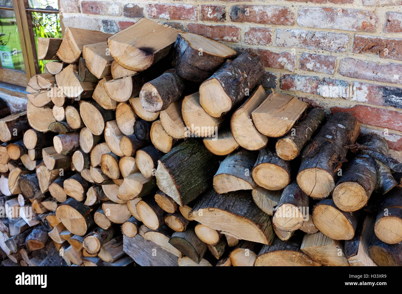 Fire logs hi-res stock photography and images - Alamy